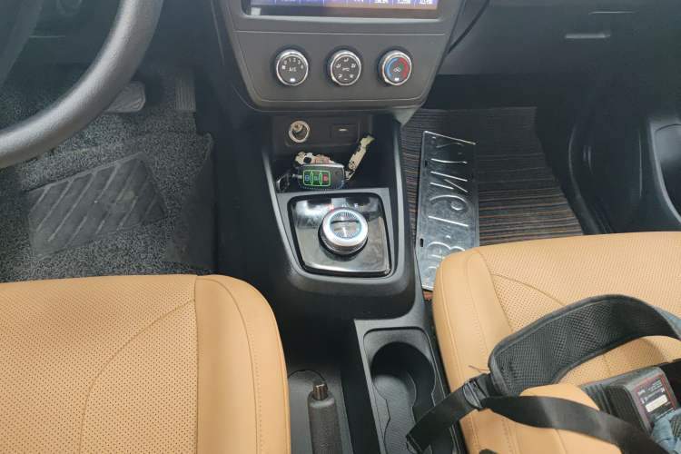 Used Dongfeng Fengon E380 2023 Standard Edition – Comfort Model 7 Seats Gear Lever
