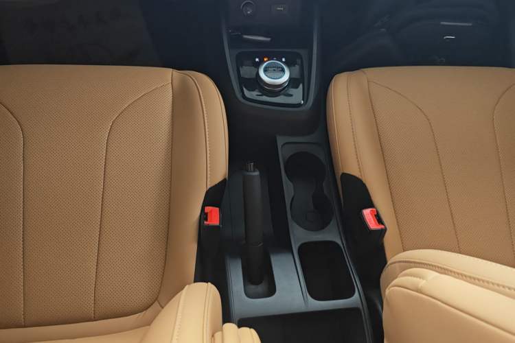 Used Dongfeng Fengon E380 2023 Standard Edition – Comfort Model 7 Seats Gear Lever