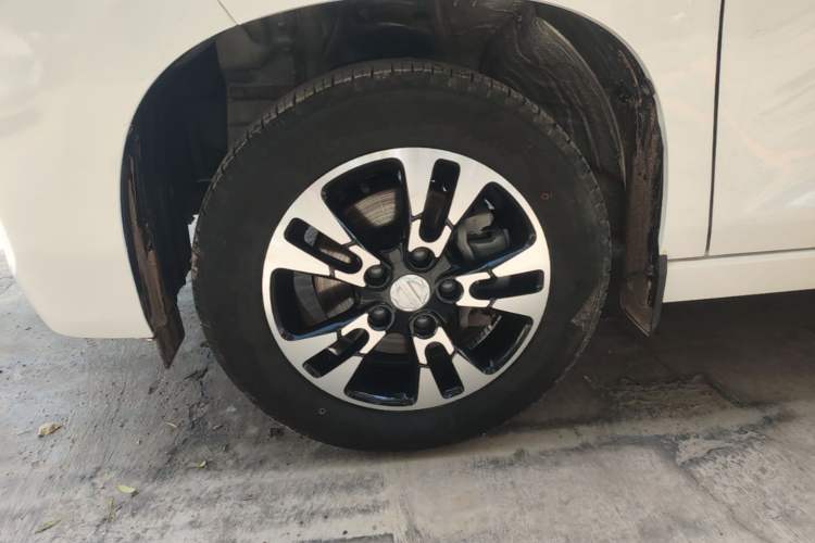 Used Dongfeng Fengon E380 2023 Standard Edition – Comfort Model 7 Seats Left Front Wheel Hub