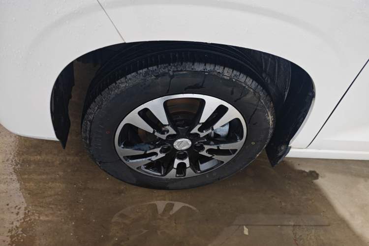 Used Dongfeng Fengon E380 2023 Standard Edition – Comfort Model 7 Seats Left Front Wheel Hub