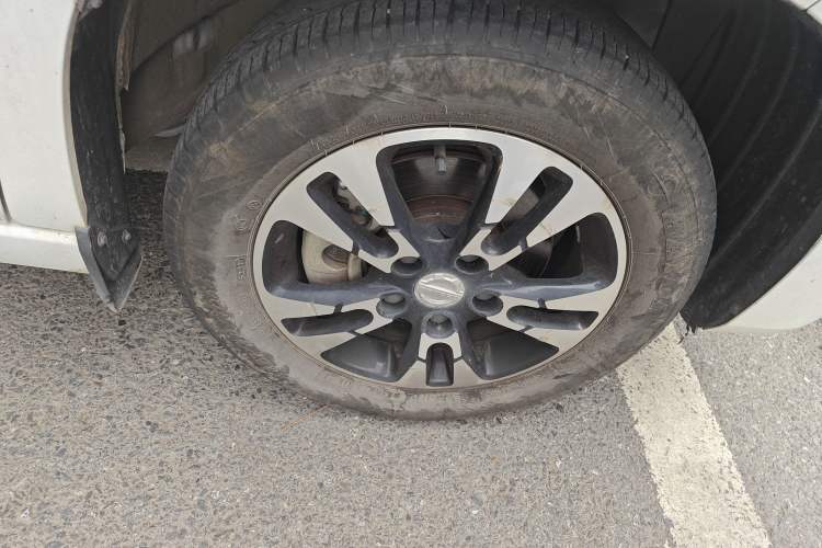 Used Dongfeng Fengon E380 2023 Standard Edition – Comfort Model 7 Seats Right Front Wheel Hub