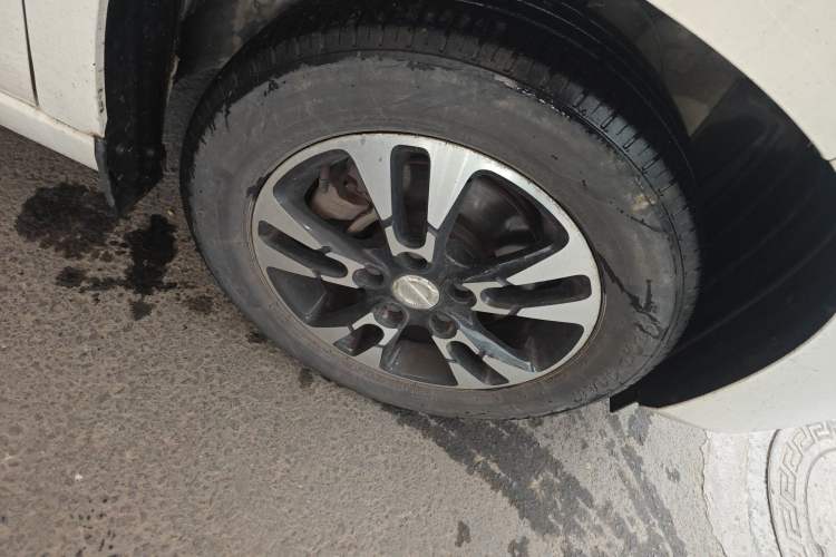 Used Dongfeng Fengon E380 2023 Standard Edition – Comfort Model 7 Seats Right Front Wheel Hub