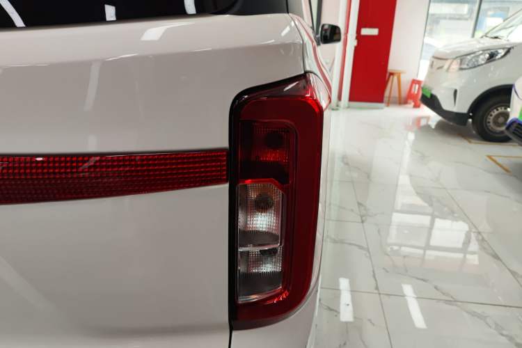 Used Dongfeng Fengon E380 2023 Standard Edition – Comfort Model 7 Seats Right Rear Taillight