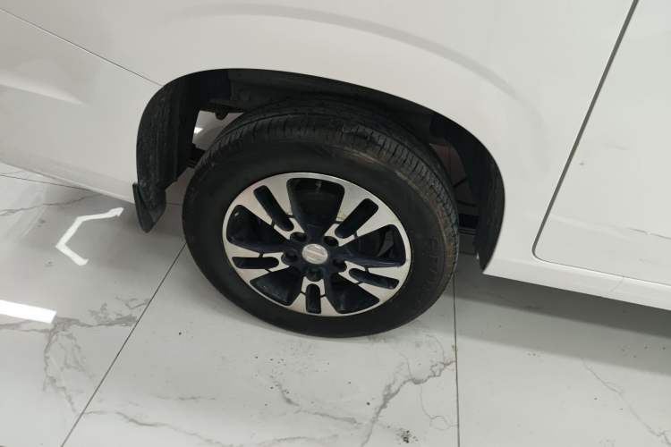 Used Dongfeng Fengon E380 2023 Standard Edition – Comfort Model 7 Seats Right Rear Wheel Hub