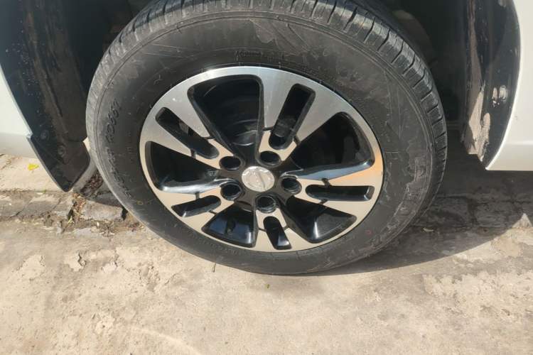 Used Dongfeng Fengon E380 2023 Standard Edition – Comfort Model 7 Seats Right Rear Wheel Hub