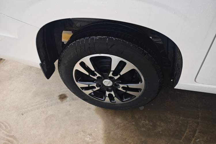 Used Dongfeng Fengon E380 2023 Standard Edition – Comfort Model 7 Seats Right Rear Wheel Hub