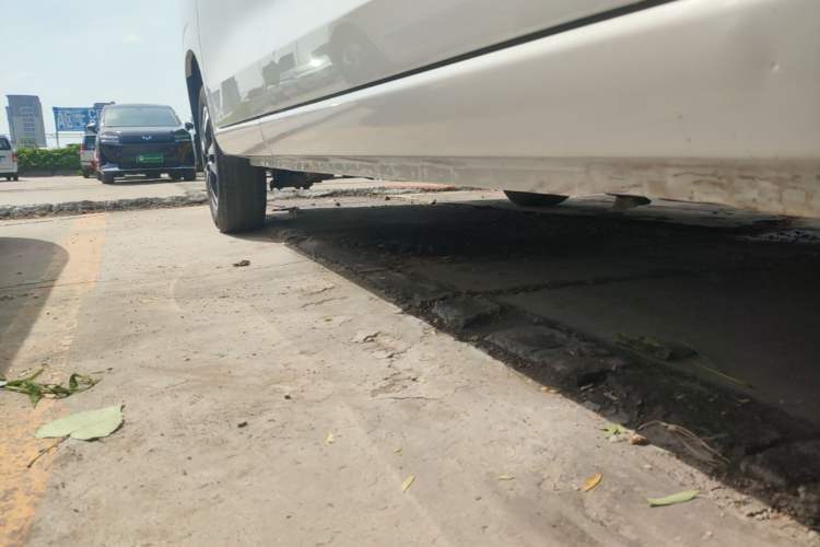 Used Dongfeng Fengon E380 2023 Standard Edition – Comfort Model 7 Seats Right Side Sill