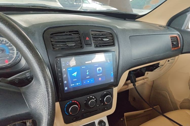 Used Dongfeng Fengon 2013 1.5L Manual Deluxe Model DK15 Center Console