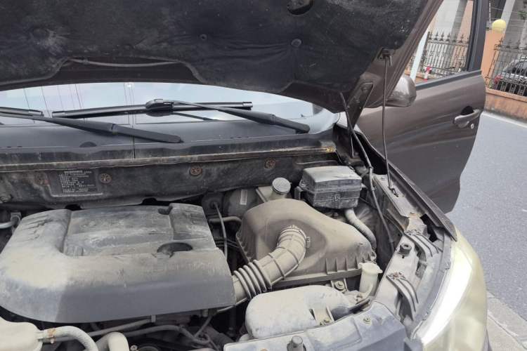 Used Dongfeng Fengon 2013 1.5L Manual Deluxe Model DK15 Engine Bay Left