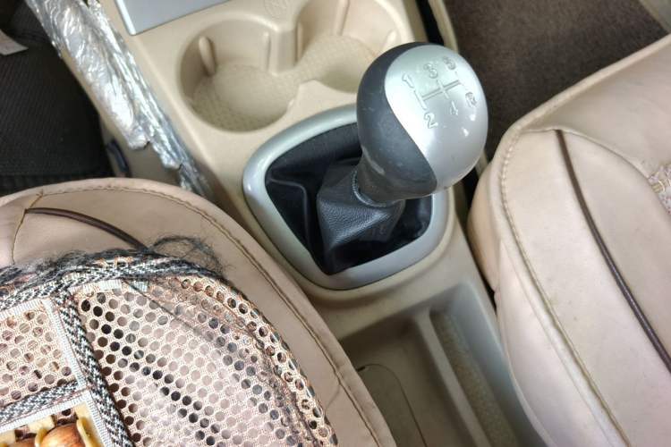 Used Dongfeng Fengon 2013 1.5L Manual Comfort Version DK15 Gear Lever