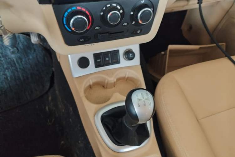 Used Dongfeng Fengon 2013 1.5L Manual Deluxe Model DK15 Gear Lever
