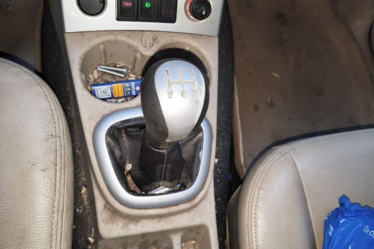 Used Dongfeng Fengon 2013 1.5L Manual Deluxe Model DK15 Gear Lever