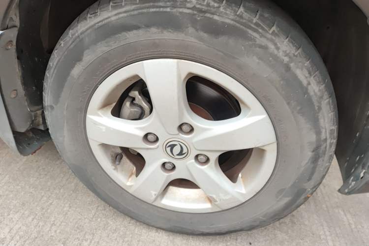 Used Dongfeng Fengon 2013 1.5L Manual Comfort Version DK15 Right Front Wheel Hub