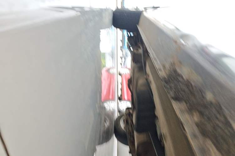 Used Dongfeng Fengon 2013 1.5L Manual Deluxe Model DK15 Right Side Sill