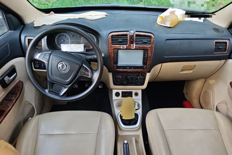 Used Dongfeng Fengon 2013 1.5L Manual Deluxe Model DK15 Center Console
