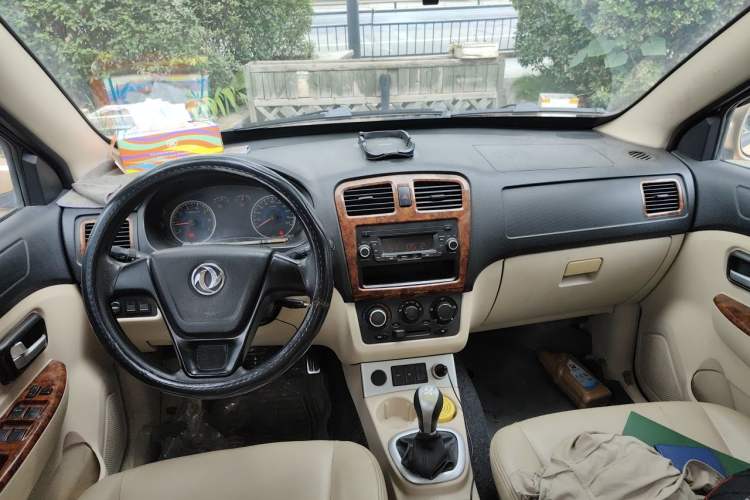 Used Dongfeng Fengon 2013 1.3L Manual Deluxe Edition DK13-08 Center Console