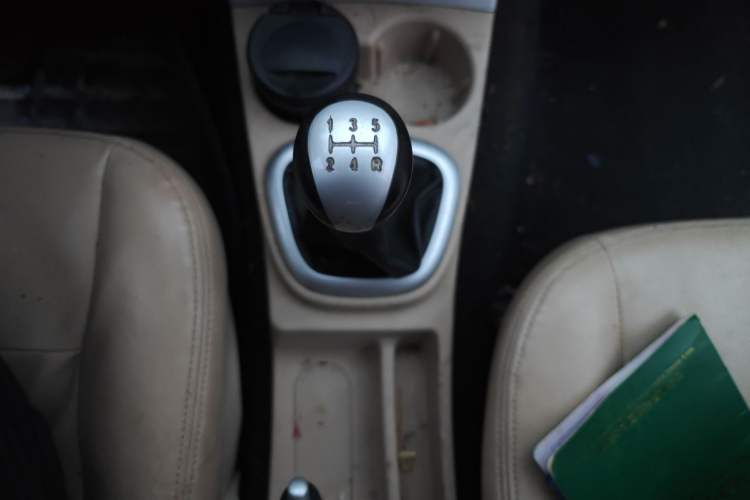Used Dongfeng Fengon 2013 1.5L Manual Deluxe Model DK15 Gear Lever