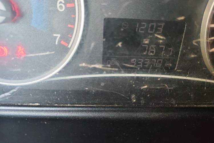 Used Dongfeng Fengon 2013 1.5L Manual Deluxe Model DK15 Odometer Close Up