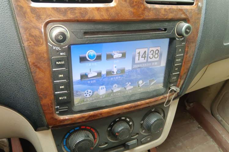 Used Dongfeng Fengon 2013 1.3L Manual Deluxe Edition DK13-08 Audio And AC Panel