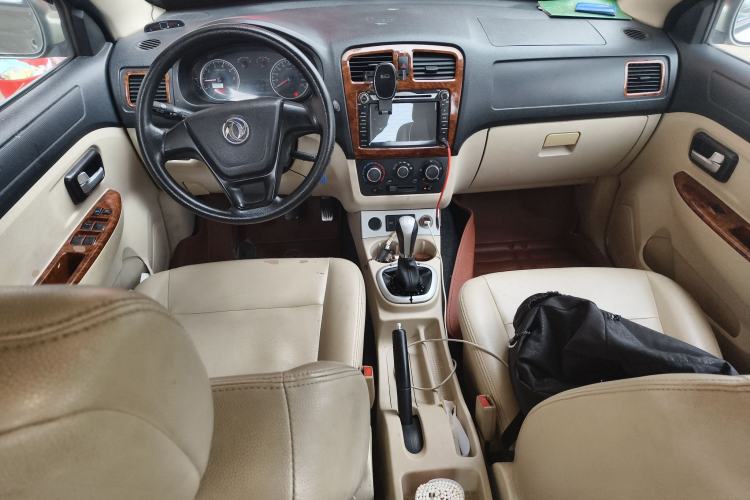 Used Dongfeng Fengon 2013 1.5L Manual Deluxe Model DK15 Center Console
