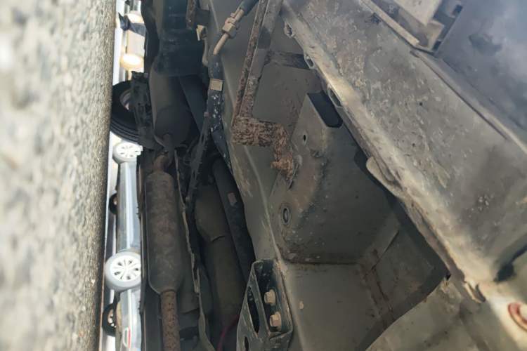 Used Dongfeng Fengon 2013 1.5L Manual Deluxe Model DK15 Chassis Front Right