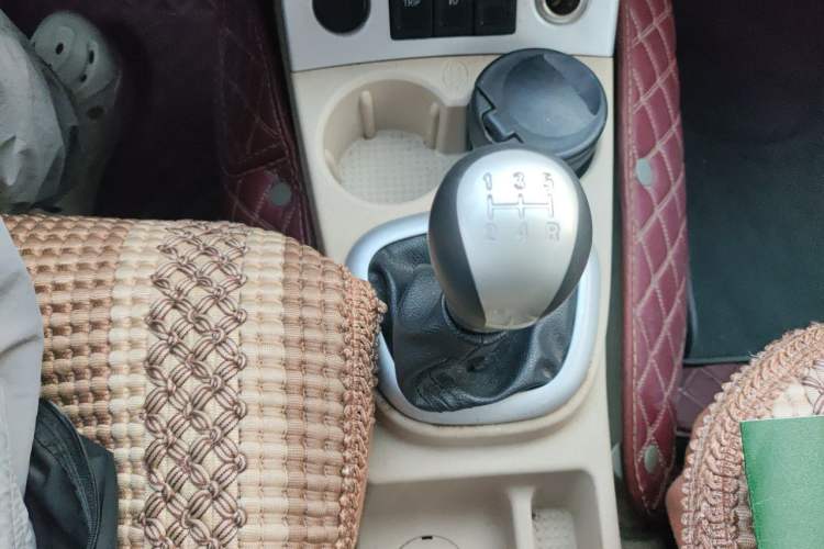 Used Dongfeng Fengon 2013 1.5L Manual Deluxe Model DK15 Gear Lever
