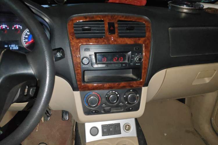 Used Dongfeng Fengon 2013 1.3L Manual Deluxe Edition DK13-08 Audio And AC Panel