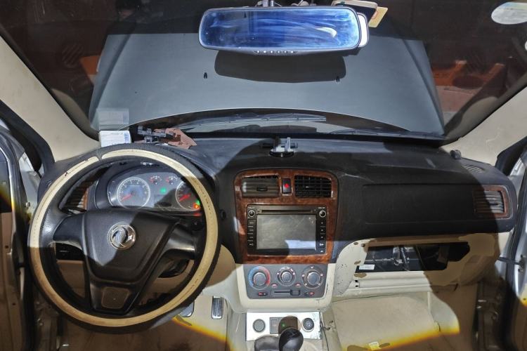 Used Dongfeng Fengon 2013 1.5L Manual Deluxe Model DK15 Center Console