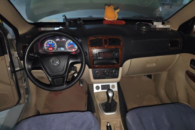 Used Dongfeng Fengon 2013 1.3L Manual Deluxe Edition DK13-08 Center Console