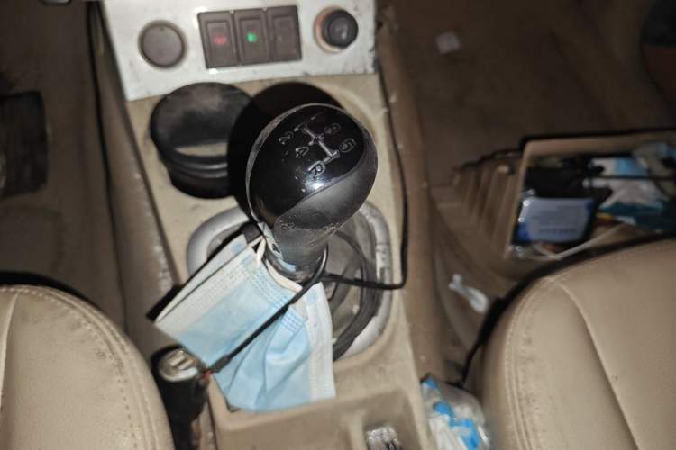 Used Dongfeng Fengon 2013 1.5L Manual Deluxe Model DK15 Gear Lever