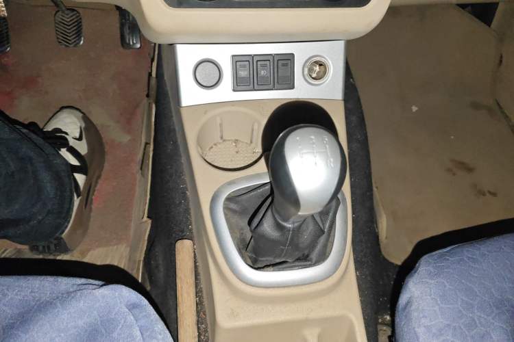 Used Dongfeng Fengon 2013 1.3L Manual Deluxe Edition DK13-08 Gear Lever