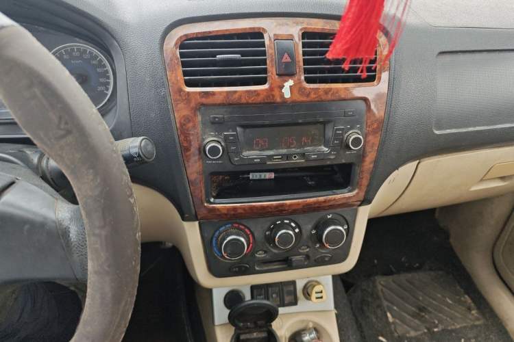 Used Dongfeng Fengon 2013 1.5L Manual Deluxe Model DK15 Audio And AC Panel