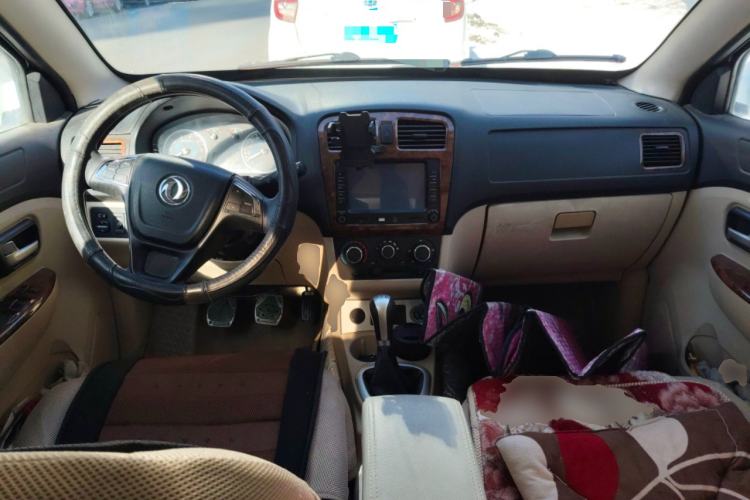 Used Dongfeng Fengon 2013 1.5L Manual Comfort Version DK15 Center Console