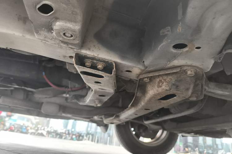 Used Dongfeng Fengon 2013 1.5L Manual Deluxe Model DK15 Chassis Front Right