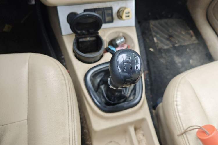 Used Dongfeng Fengon 2013 1.5L Manual Deluxe Model DK15 Gear Lever
