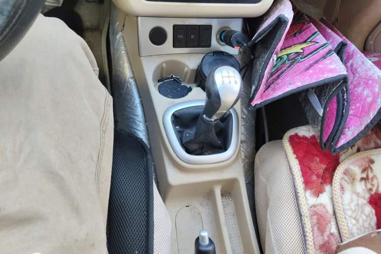 Used Dongfeng Fengon 2013 1.5L Manual Comfort Version DK15 Gear Lever