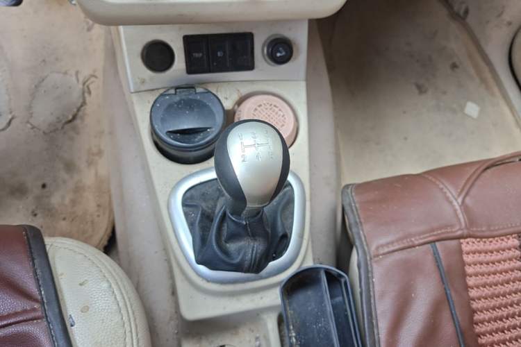 Used Dongfeng Fengon 2013 1.5L Manual Deluxe Model DK15 Gear Lever