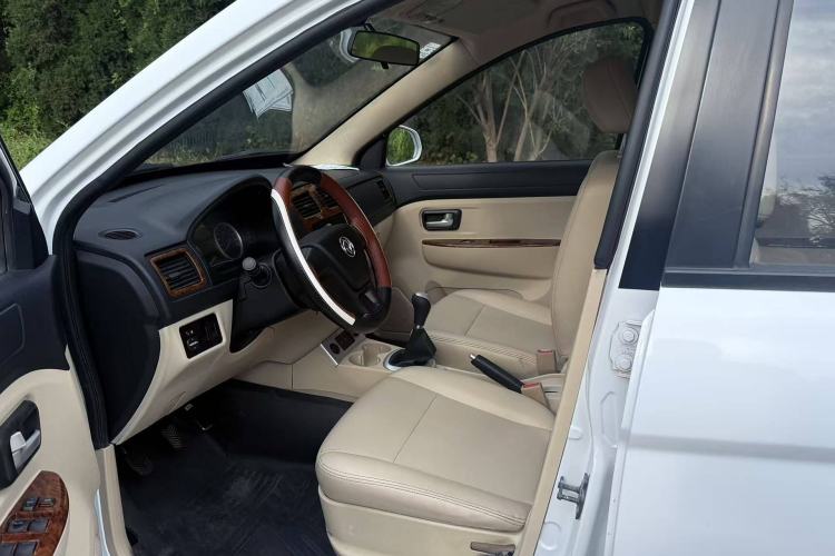 Used Dongfeng Fengon 2013 1.5L Manual Deluxe Model DK15 Interior 2