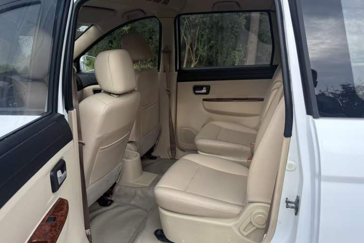 Used Dongfeng Fengon 2013 1.5L Manual Deluxe Model DK15 Interior 3
