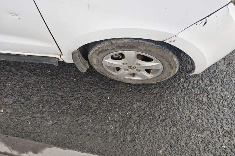 Used Dongfeng Fengon 2013 1.5L Manual Deluxe Model DK15 Right Front Wheel Hub