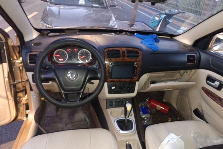 Used Dongfeng Fengon 2013 1.3L Manual Deluxe Edition DK13-08 Center Console