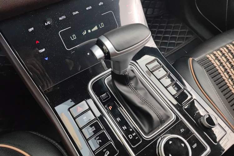Used Dongfeng Fengon ix7 2020 2.0 TGDI Automatic All-Wheel-Drive ZhenTu Edition Gear Lever