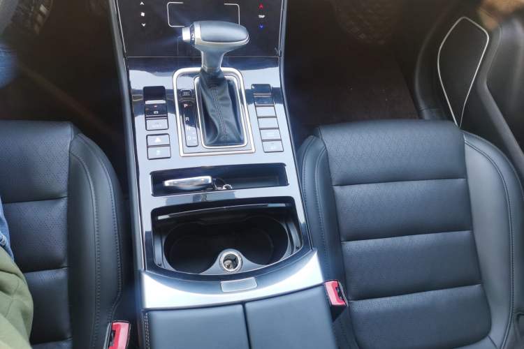 Used Dongfeng Fengon ix7 2020 2.0 TGDI Automatic Two-Wheel Drive Urban Luxury Edition Gear Lever