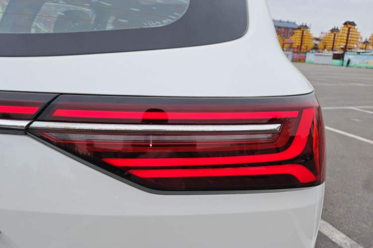 Used Dongfeng Fengon ix7 2020 2.0 TGDI Automatic Two-Wheel Drive Urban Luxury Edition Right Rear Taillight