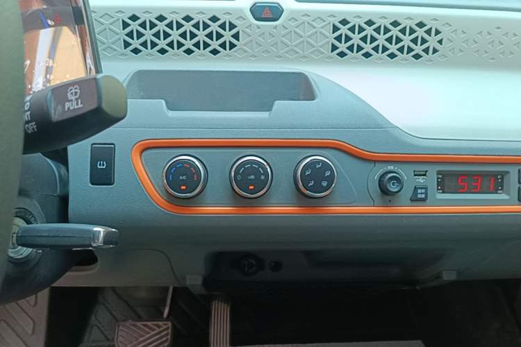 Used Dongfeng Fengon MINIEV 2022 Candy-Style Bubble Gum Audio And AC Panel