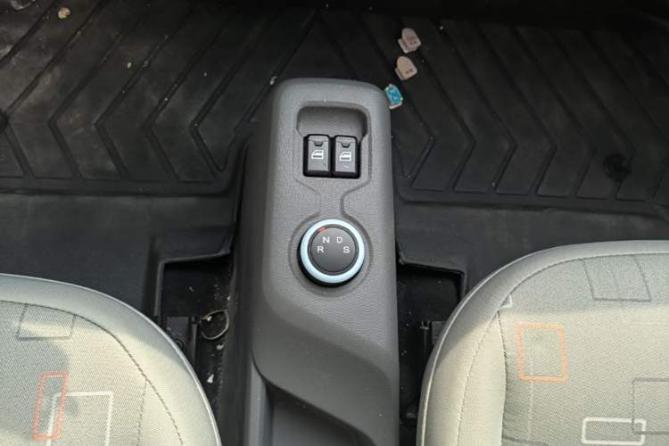 Used Dongfeng Fengon MINIEV 2022 Shishi Style Luxury Version Gear Lever