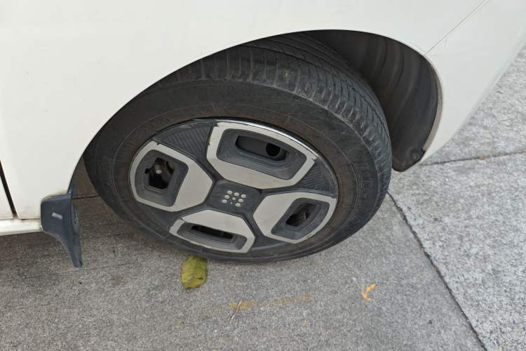 Used Dongfeng Fengon MINIEV 2022 Shishi Style Luxury Version Right Front Wheel Hub