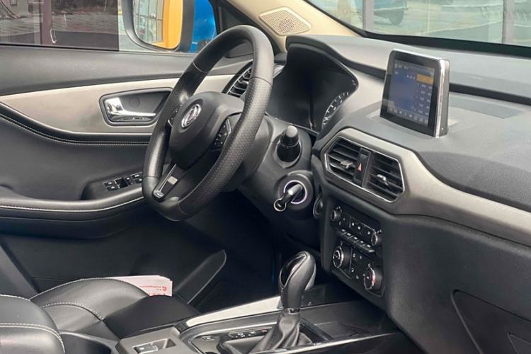 Used Dongfeng Fengon S560 2018 1.8L CVT Elite Model 7 Seats Interior 9