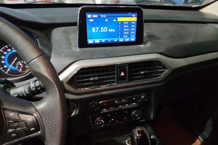 Used Dongfeng Fengon S560 2018 1.8L CVT Elite Model 7 Seats Audio And AC Panel