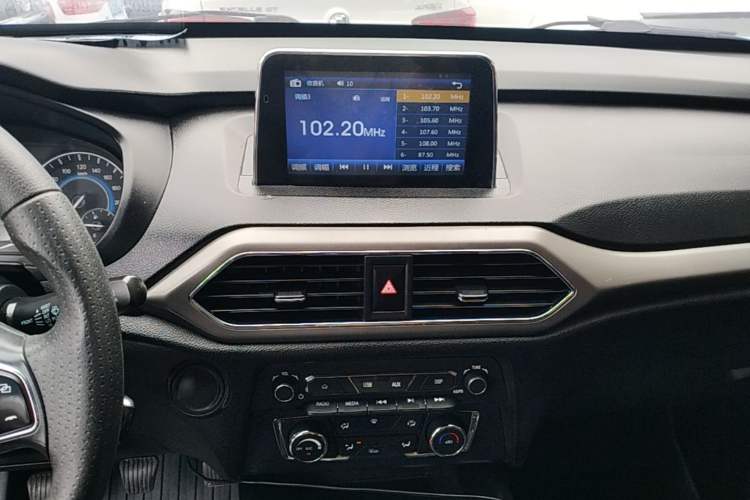 Used Dongfeng Fengon S560 2018 1.8L Manual Urban Model 7 Seats Audio And AC Panel